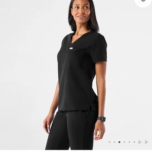 Catarina One pocket scrub Top women’s medium